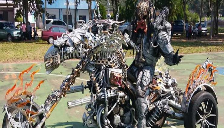 थाईलैंड: एलियन प्रीडेटर का कॉस्ट्यूम पहनकर सड़कों पर घूमता है ये शख्स, लोग है बाइक के दीवाने thailand mukdahan,samai khammongkul,predator,weird news,weird story,omg,omg news