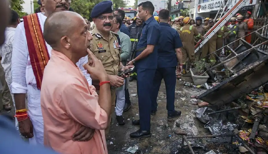 अलीगंज अग्निकांड के बाद प्रशासन का कड़ा रुख, एलडीए बोला- खुद ध्वस्त करें बिल्डिंग, नहीं तो हम गिराएंगे