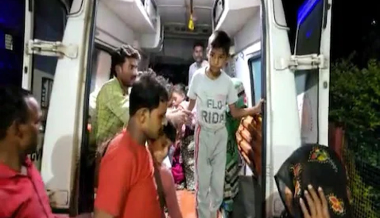 अलीगढ़ः स्कूल में कमरा बंद कर 150 बच्चों को जबरन लगाई वैक्सीन की डोज, 50 की बिगड़ी तबीयत