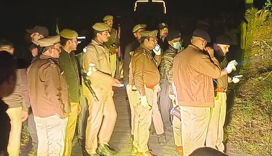 अलीगढ़ में दो युवकों की गोली मारकर हत्या, शव मंगनी की कार में बंद पाए गए, इलाके में दहशत