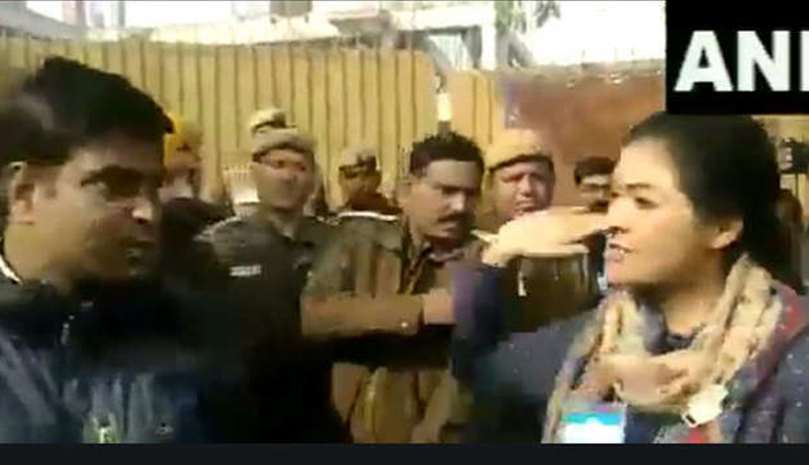 दिल्ली विधानसभा चुनाव : आप कार्यकर्ता को थप्पड़ मारने दौड़ीं अलका लांबा