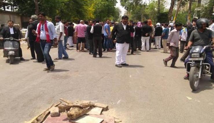 इलाहाबादः बीच सड़क पर हाईकोर्ट के वकील की गोली मारकर हत्या, गुस्‍साए लोगों ने की आगजनी