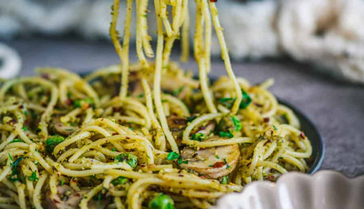 almond picada pesto spaghetti,hunger struck,food,easy recipe