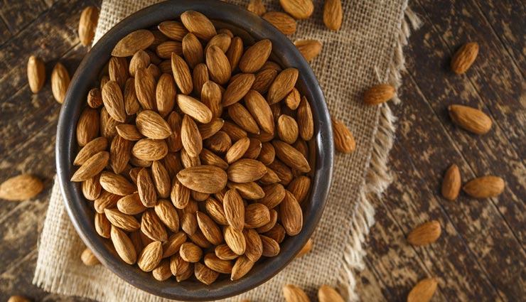 काम के वक्त ये 4 हेल्दी चीजें खाना होगी बेवकूफी, बनती हैं नींद आने का कारण Health tips,health tips in hindi,healthy things,food causes sleep