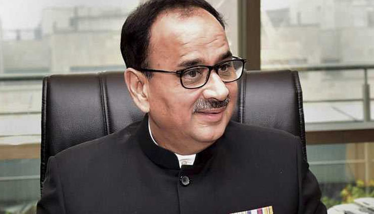 CBI डायरेक्‍टर आलोक वर्मा पर नजर! घर के बाहर पकड़े गए 4 संदिग्ध, पुलिस की पूछताछ जारी 