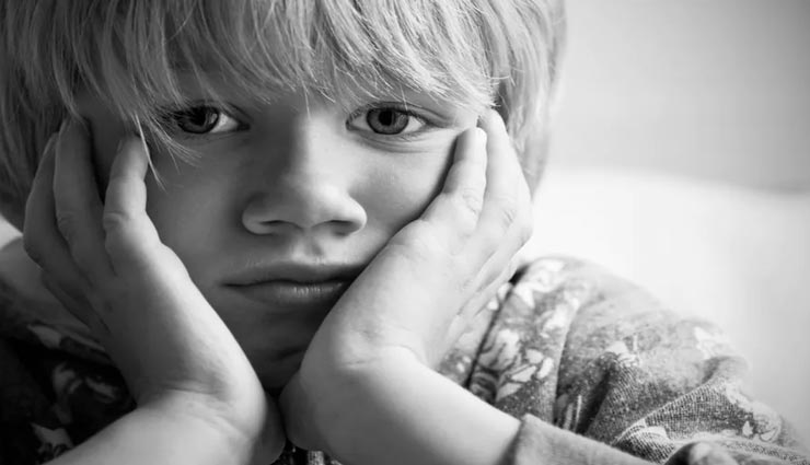 बच्चे का अकेलापन डालता है उसके विकास में अड़चन, इन तरीकों की मदद से सुलझाए यह समस्या