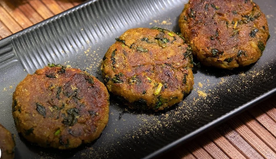 सर्दियों में स्वाद और सेहत का मजा, घर पर बनाएं आलू-मेथी टिक्की #Recipe