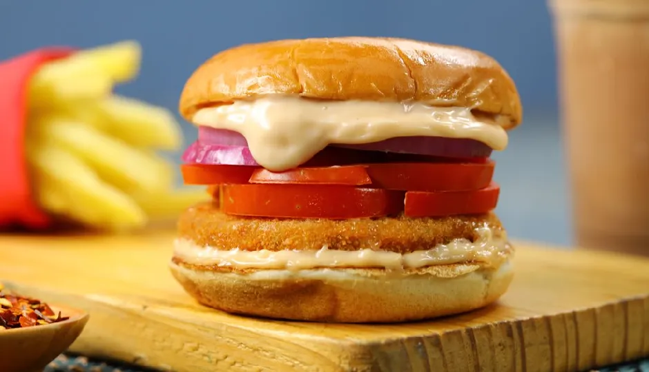 अब बाजार का स्वाद घर पर ही, इस आसान तरीके से बनाएं सुपर क्रिस्पी और टेस्टी आलू पैटी बर्गर #Recipe