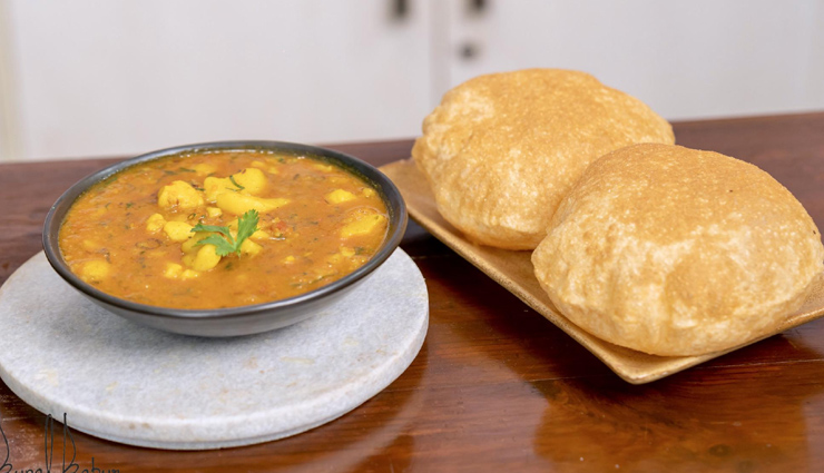 aloo puri,aloo puri recipe,popular north indian aloo puri,recipe