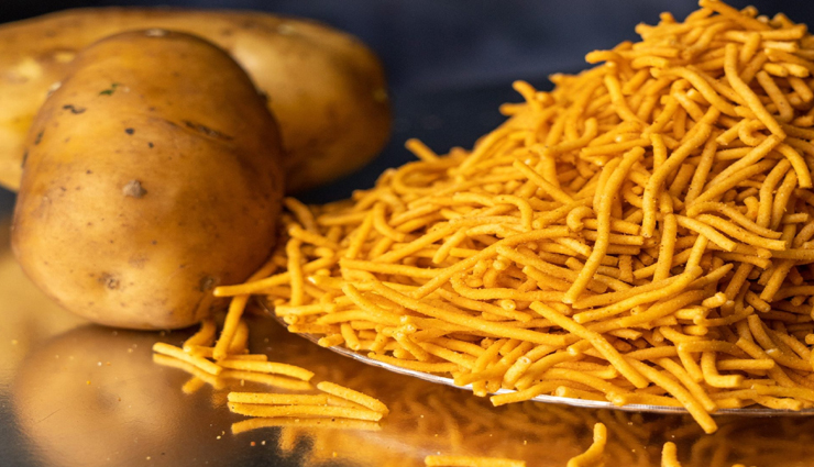 घर पर भी बनाई जा सकती हैं चटपटी आलू सेव, जानें आसान तरीका #Recipe 