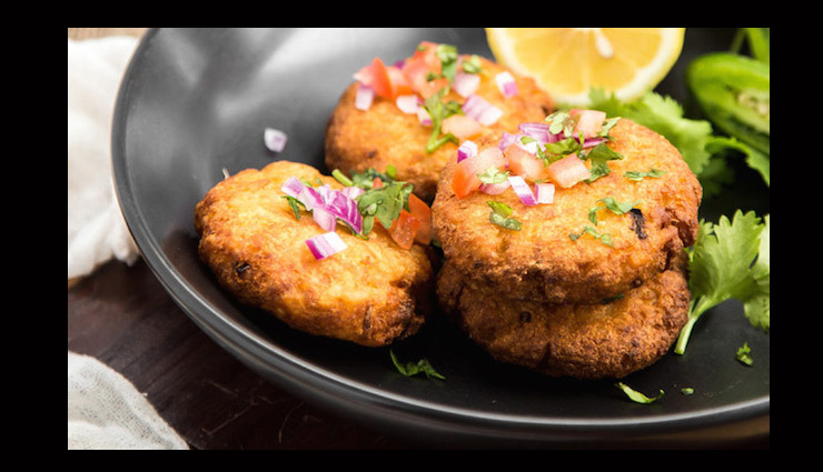 famous street food in india,street food in india,most famous street food in india,litti chokha,aloo tikki,vada pao,akki rotti,mirchi bajji