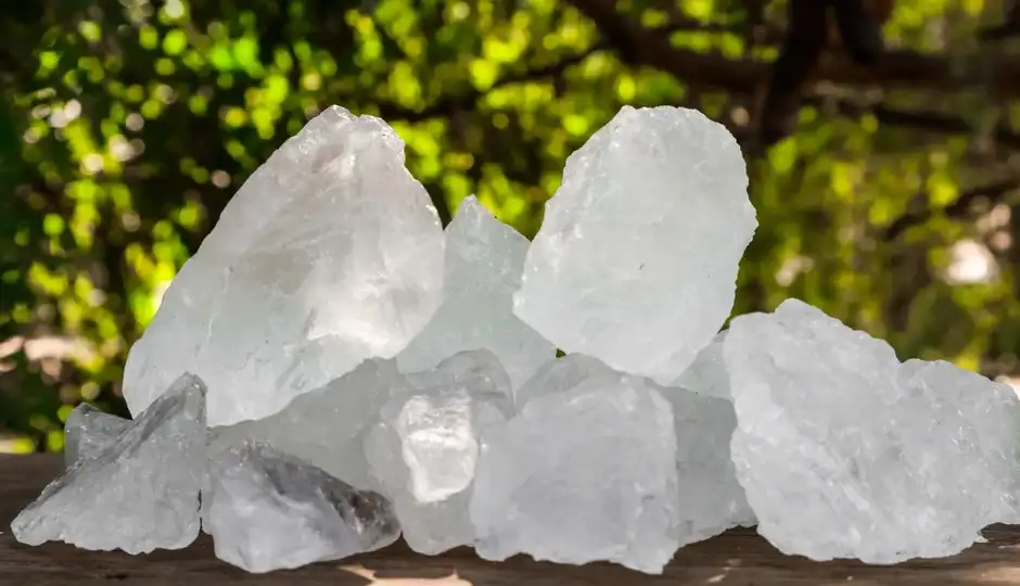 फिटकरी से दांतों का पीलापन कैसे कम करें? जानिए इस्तेमाल का सही तरीका और जरूरी सावधानियां
