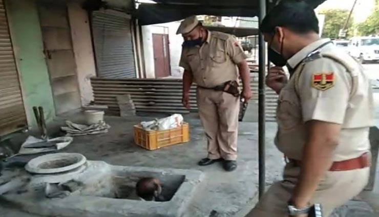 अलवर : पुलिस की ऐसी सख्ती कि देखते ही भट्टी में कूद गए 2 लोग, हाथ जोड़ मांगते रहे माफी