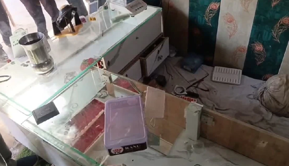 शटर तोड़कर ज्वेलर्स की दुकान में सेंध, करीब 15 लाख रुपये के आभूषण लेकर बदमाश फरार