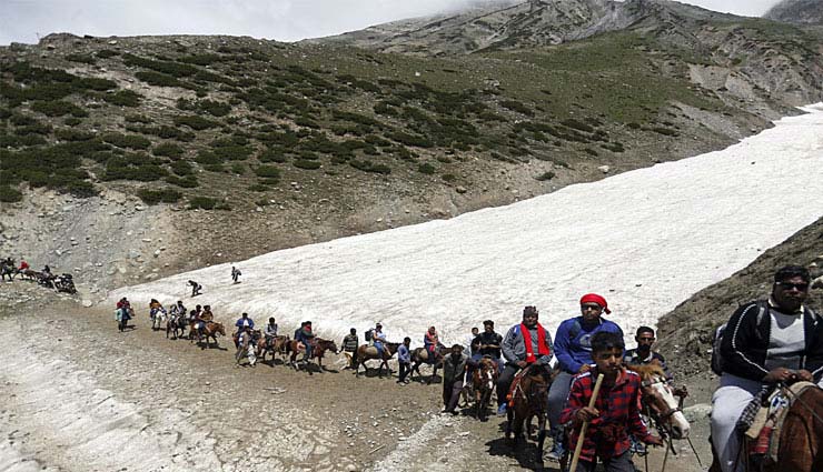 J&K प्रशासन ने बीच में रोकी अमरनाथ यात्रा, आतंकी हमले का खतरा, पर्यटकों को भी कश्मीर खाली करने को कहा