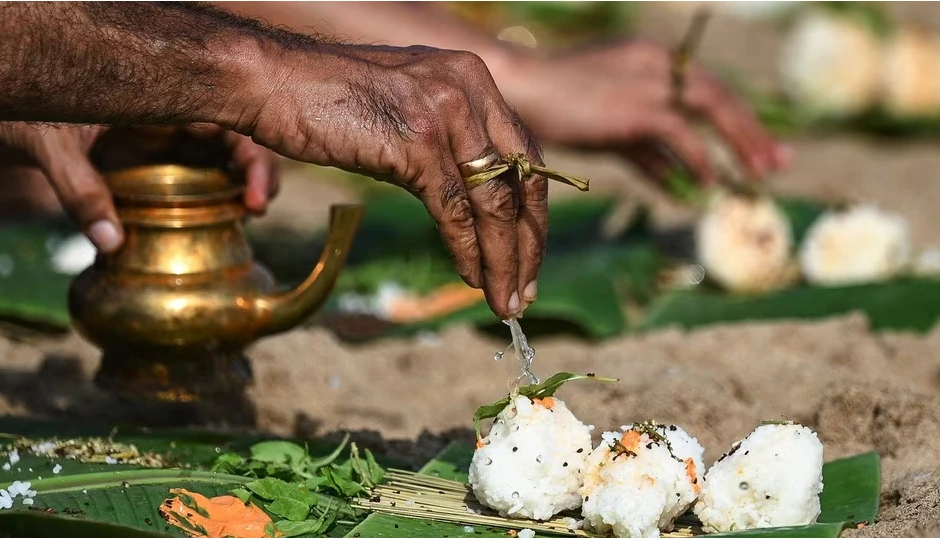 आज पितृ तर्पण और सूर्य ग्रहण का संयोग, जानें कब करें श्राद्ध और क्या होगा असर