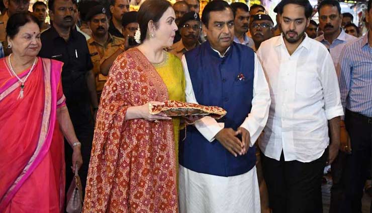 ईशा की शादी का कार्ड लेकर अंबानी पर‍िवार पहुंचा सिद्धिविनायक मंदिर, तस्वीरे 