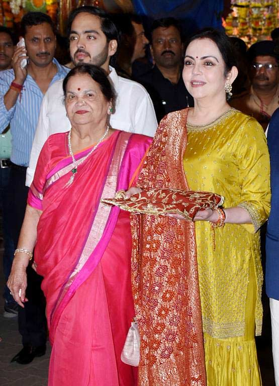 mukesh ambani,nita ambani,isha ambani,isha ambani wedding card,siddhivinayak temple