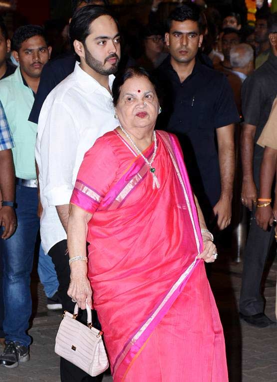 mukesh ambani,nita ambani,isha ambani,isha ambani wedding card,siddhivinayak temple