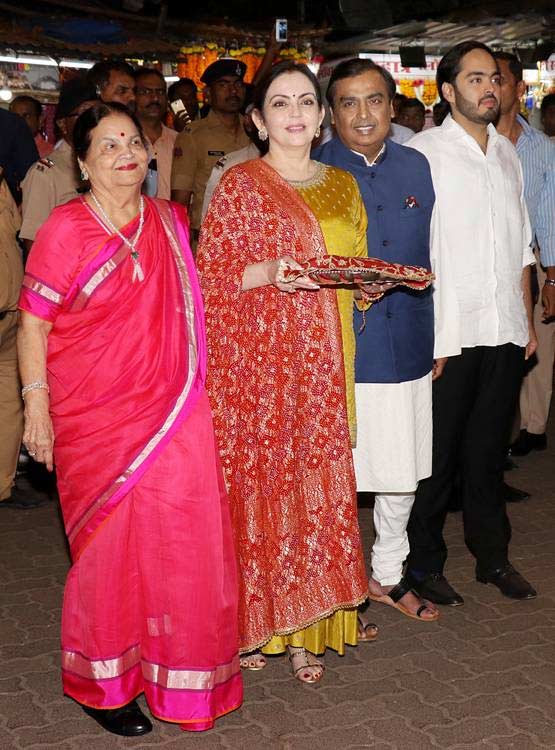 mukesh ambani,nita ambani,isha ambani,isha ambani wedding card,siddhivinayak temple