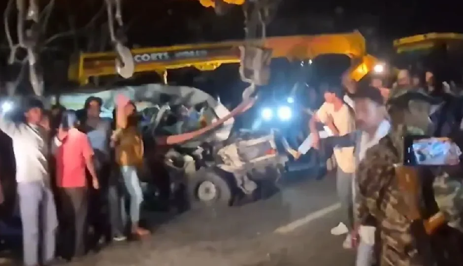 एम्बुलेंस और ट्रक की भीषण टक्कर में 7 की मौत, मरीज समेत कई लोगों ने गंवाई जान