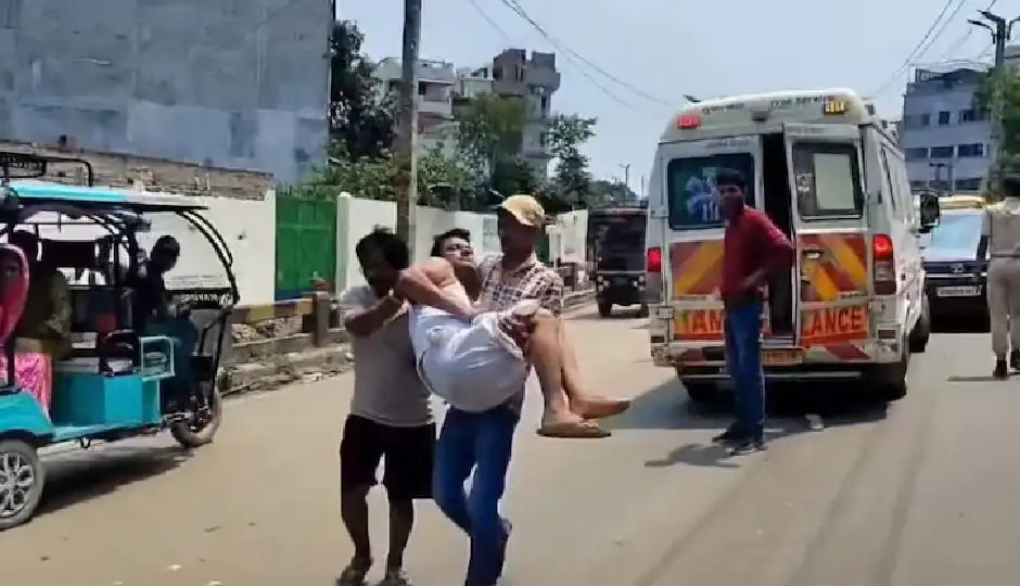 जाम में थमी एंबुलेंस, बिगड़ती हालत देख मरीज को गोद में अस्पताल ले गए परिजन