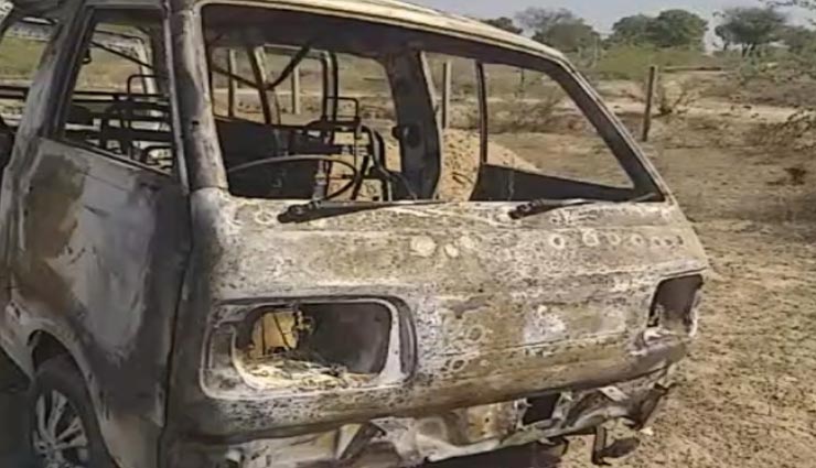 अजमेर : गैस किट में लीकेज से लगी वैन में आग, 10 फीट दूरी पर ही खड़ा था सिलेंडरों से भरा ट्रक