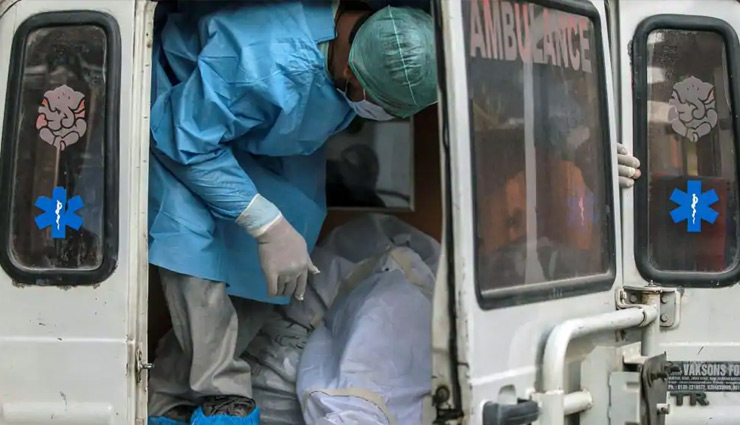 महाराष्ट्र / कोरोना मरीज को अस्पताल पहुंचाने के लिए एंबुलेंस ने मरीज से वसूले 8 हजार रुपये, FIR दर्ज 