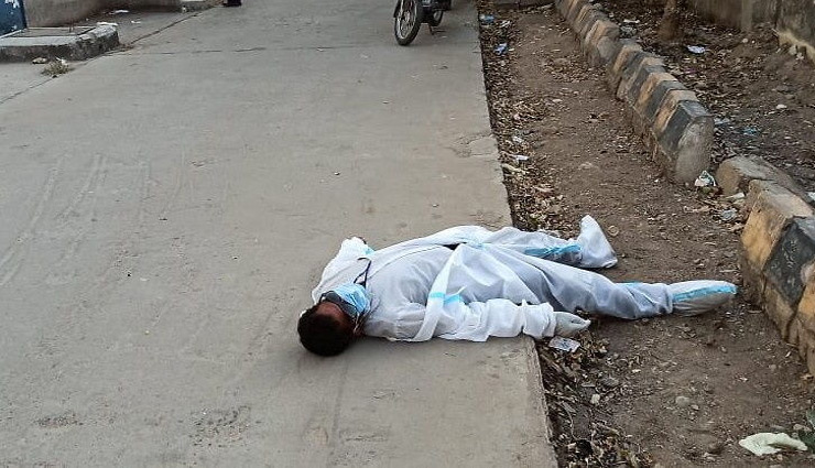 पीपीई किट पहने एंबुलेंस का स्टाफ गिरा सड़क पर, 25 मिनट तक किसी डॉक्टर ने नहीं लगाया हाथ