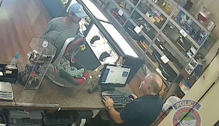 अमेरिका : सात महीने के बेटे को गिरवी रखने दुकानदार के पास पहूंचा पिता, कहा - कितनी कीमत मिलेगी?