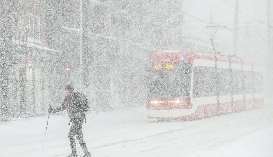 अमेरिका में बर्फीले तूफान का कहर, 30 लोगों की जान गई; लाखों घरों में अंधेरा, 10 हजार से अधिक उड़ानें रद्द