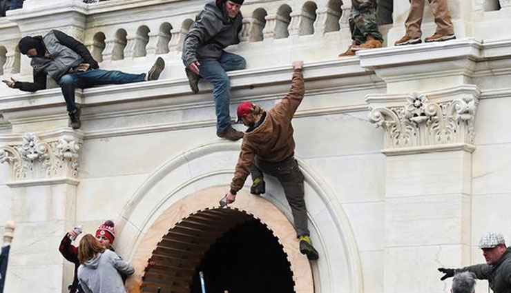 ...तस्वीरों में देखे अमेरिकी हिंसा, अब तक 4 लोगों की हुई मौत