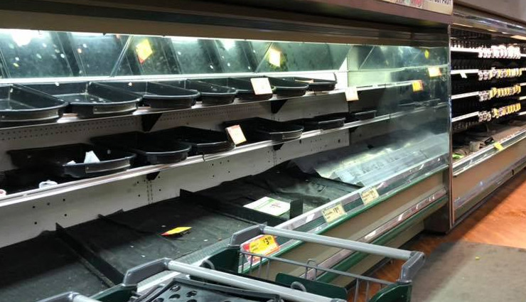 कोरोना वायरस: महिला ने छींका तो दुकानदार ने बाहर फेंका 26 लाख रुपये का सामान coronavirus,corona virus,america,shopkeeper,coronavirus news,weird news,world news