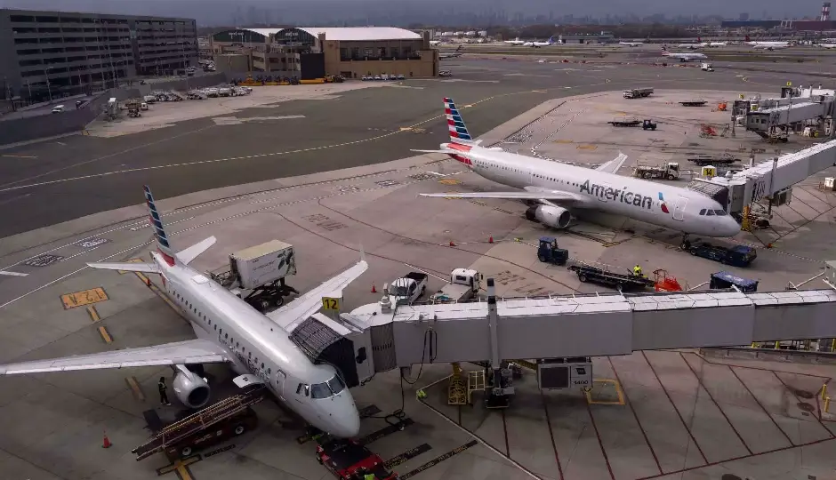 अमेरिका में शटडाउन का असर तेज़, 3300 उड़ानें रद्द, वेतन न मिलने से स्टाफ ने काम करने से किया इनकार