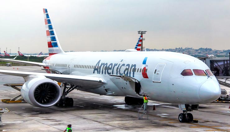 अनोखा मामला: फ्लाइट अटेंडेंट ने छोटी ड्रेस के कारण महिला को उतारा प्लेन से, मामला गरमाया