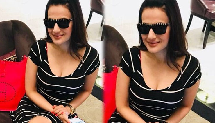 डीप नेकलाइन ड्रेस में अमीषा पटेल ने ट्विटर पर शेयर की स्टाइलिश फोटो, आने लगे ऐसे कमेंट्स