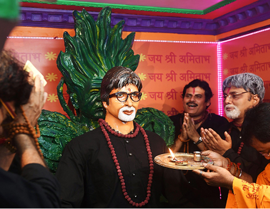 बॉलीवुड के शहंशाह की मूर्ति हुई कोलकाता में स्थापित 