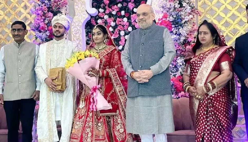 BJP कार्यालय के टाइपिस्ट की बेटी के विवाह में शामिल हुए अमित शाह, सोशल मीडिया पर चर्चा तेज