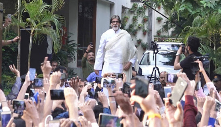 अमिताभ बच्चन के लिए उनके बंगले और अस्पताल के बाहर जमा हो रहे फैन्स, पुलिस ने बढ़ाई सुरक्षा