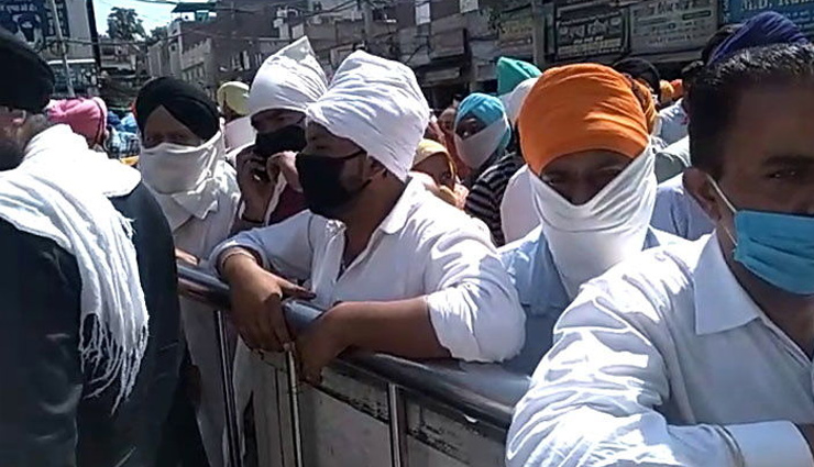  लापरवाही / अमृतसर में स्वर्ण मंदिर पहुंची हजारों की भीड़, पुलिस को मारे धक्के