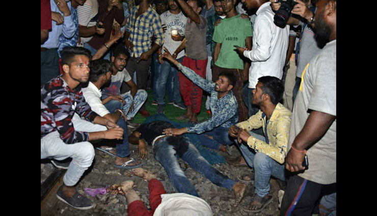 अमृतसर ट्रेन हादसा : एक दिन बाद भी बेटे की लाश का बाकी हिस्सा तलाश रहा है यह परिवार, हादसे से जुड़ी कुछ तस्वीरें dussehra crowd,amritsar train accident,train accident,amritsar accident,amritsar,amritsar train,punjab,train accident photos