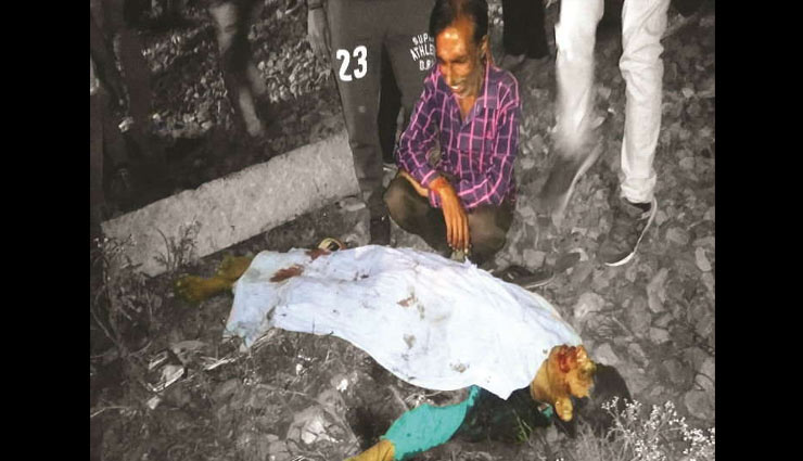 अमृतसर ट्रेन हादसा : एक दिन बाद भी बेटे की लाश का बाकी हिस्सा तलाश रहा है यह परिवार, हादसे से जुड़ी कुछ तस्वीरें dussehra crowd,amritsar train accident,train accident,amritsar accident,amritsar,amritsar train,punjab,train accident photos