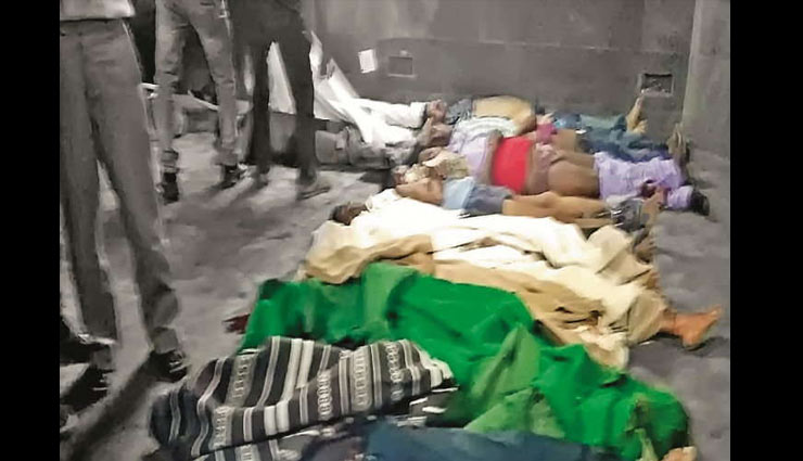 अमृतसर ट्रेन हादसा : एक दिन बाद भी बेटे की लाश का बाकी हिस्सा तलाश रहा है यह परिवार, हादसे से जुड़ी कुछ तस्वीरें dussehra crowd,amritsar train accident,train accident,amritsar accident,amritsar,amritsar train,punjab,train accident photos