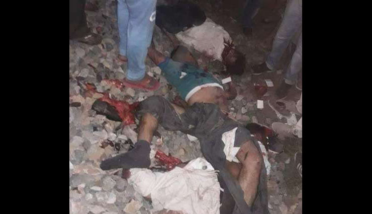 अमृतसर ट्रेन हादसा : एक दिन बाद भी बेटे की लाश का बाकी हिस्सा तलाश रहा है यह परिवार, हादसे से जुड़ी कुछ तस्वीरें dussehra crowd,amritsar train accident,train accident,amritsar accident,amritsar,amritsar train,punjab,train accident photos