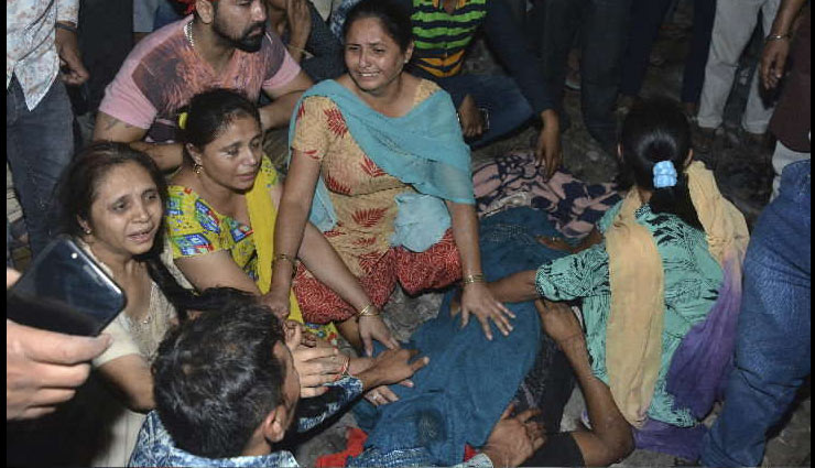 अमृतसर ट्रेन हादसा : एक दिन बाद भी बेटे की लाश का बाकी हिस्सा तलाश रहा है यह परिवार, हादसे से जुड़ी कुछ तस्वीरें dussehra crowd,amritsar train accident,train accident,amritsar accident,amritsar,amritsar train,punjab,train accident photos