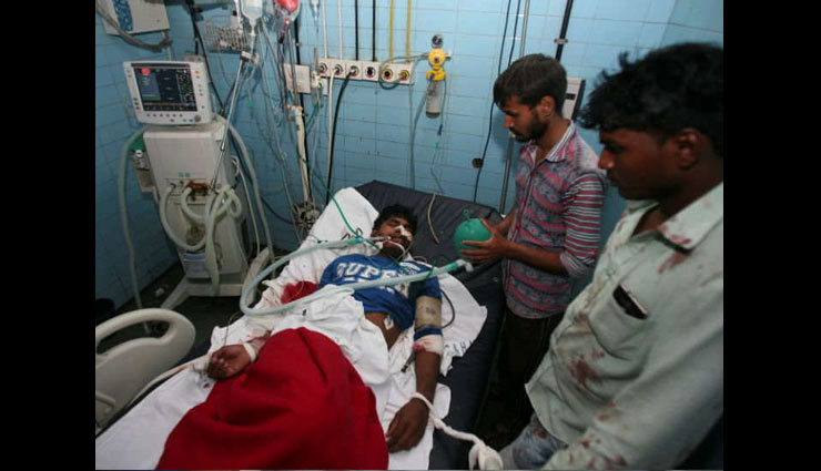 अमृतसर ट्रेन हादसा : एक दिन बाद भी बेटे की लाश का बाकी हिस्सा तलाश रहा है यह परिवार, हादसे से जुड़ी कुछ तस्वीरें dussehra crowd,amritsar train accident,train accident,amritsar accident,amritsar,amritsar train,punjab,train accident photos