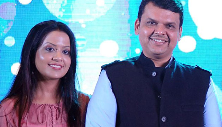  फडणवीस के इस्तीफे पर उनकी पत्नी अमृता का ट्वीट, पलट के आऊंगी, मौसम जरा बदलने दो...