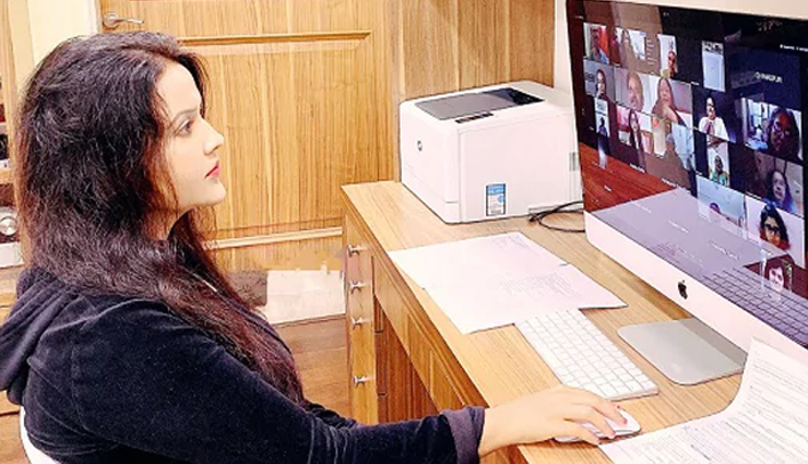 इस राज्य के पूर्व CM की पत्नी सोशल मीडिया पर हुई ट्रोल, मीटिंग में कागज पर लिखा, 'फोटो लेते रहो'