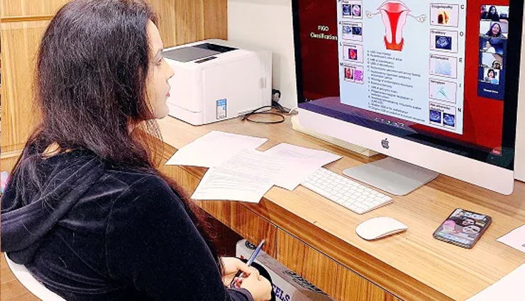 devendra fadnavis wife amruta fadnavis,photo lete rahna,meeting,photo viral,maharashtra