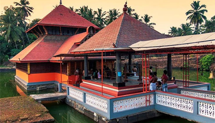 केरल का एकमात्र झील मंदिर, जिसकी रखवाली करता है एक शाकाहारी मगरमच्छ